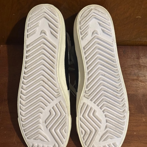 Athletic_Shoes